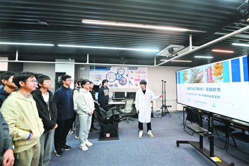 实验员在天津大学脑控系统研发与集成应用实验室内给学生授课 新华社发